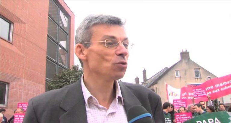 L’Actu – ‘Alliance Vita’ contre l’adoption par les couples gays