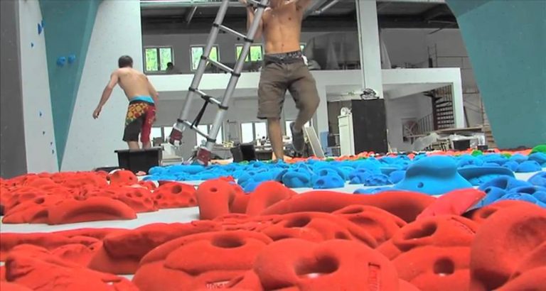 Un grand mur d’escalade en préparation à Montigny-le-Bretonneux