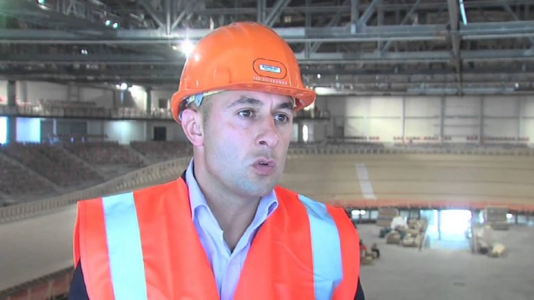 La piste du vélodrome en train d’être posée