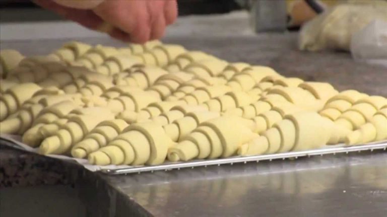 Romain prépare la finale du ‘meilleur jeune boulanger de France’