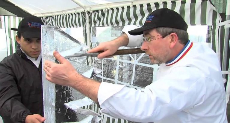 Une sculpture sur glace éphémère pour les résidents du foyer des Réaux à Elancourt
