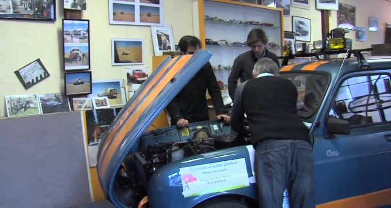 Un garage de voitures anciennes impliqué dans le 4L Trophy