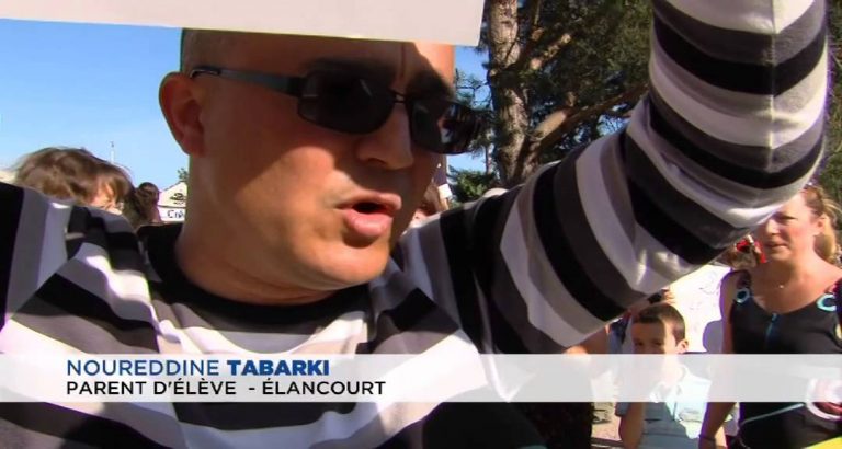 Rassemblement contre l&rsquo;application des rythmes scolaires à Elancourt