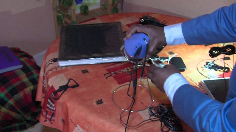 Il a conçu une lampe solaire capable de stocker l’énergie