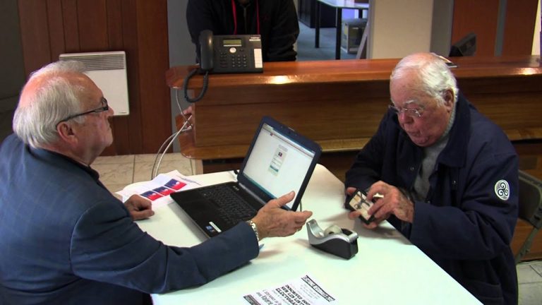 Vote des militants UMP : reportage dans une mairie où le vote était organisé