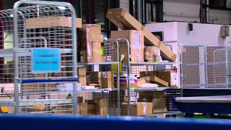 Colis de Noël : comment s&rsquo;organise la distribution dans les centres de tri postaux
