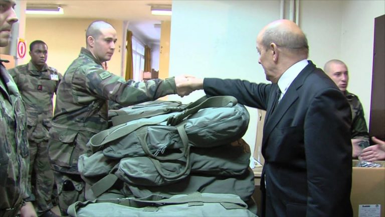 Plan Vigipirate : Jean-Yves le Drian rencontre les militaires à Satory