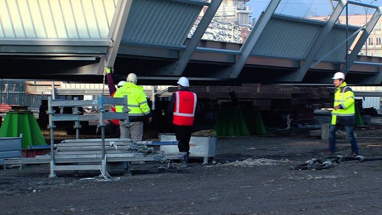 Installation : une grue géante à Versailles-Chantiers