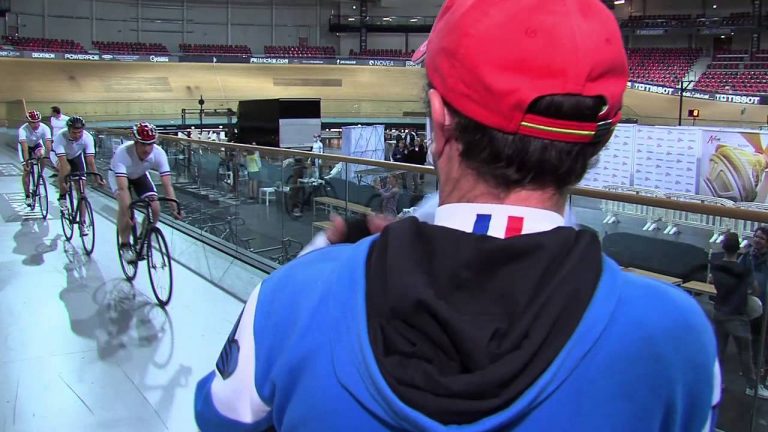 Sport : tester la piste du vélodrome avec l’équipe de France