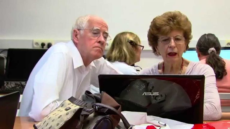 Versailles : les séniors se mettent au numérique