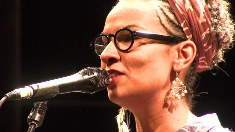 ‘Zarabi’ : le nouvel album de OUM au prisme d’Elancourt