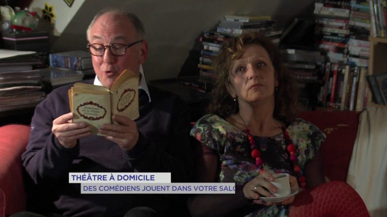 Théâtre à domicile : Des comédiens jouent dans votre salon