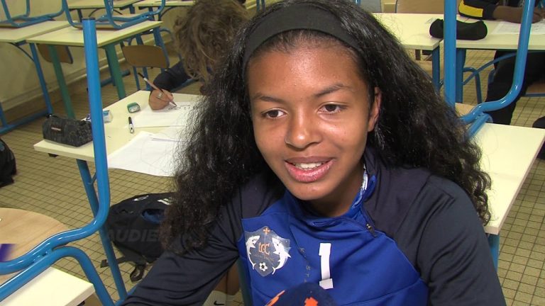 Des collégiens participent à des stages éducatifs de football à Poissy