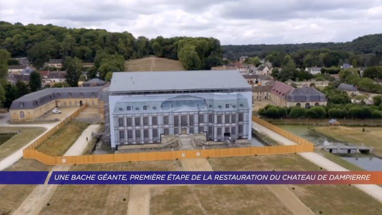 Une bâche géante, première étape de la restauration du château de Dampierre