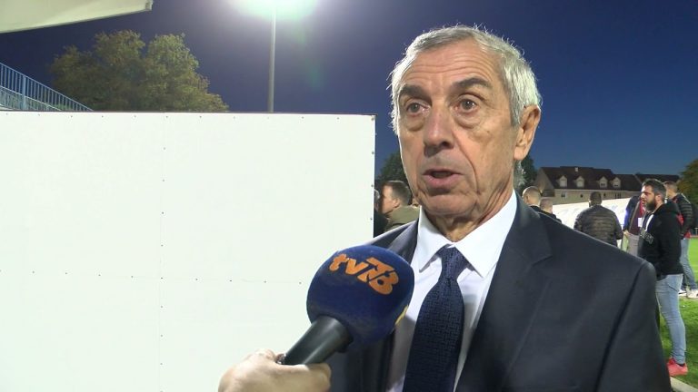 Yvelines | Emmanuel Macron a chaussé ses crampons à Poissy