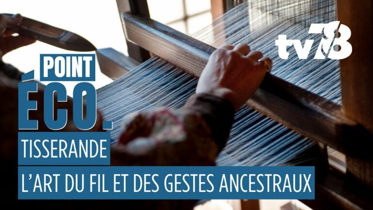 Gisèle Duroy, tisserande, travaille sur ses métiers en bois à Hermeray