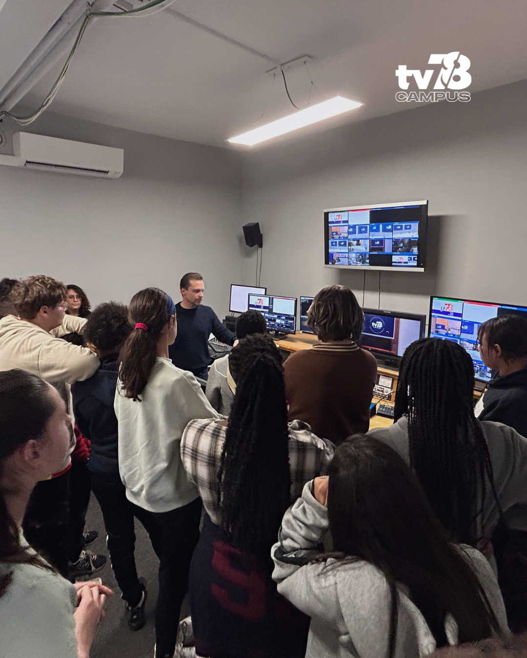 Élèves de la classe média collège préparant leur premier podcast avec tv78