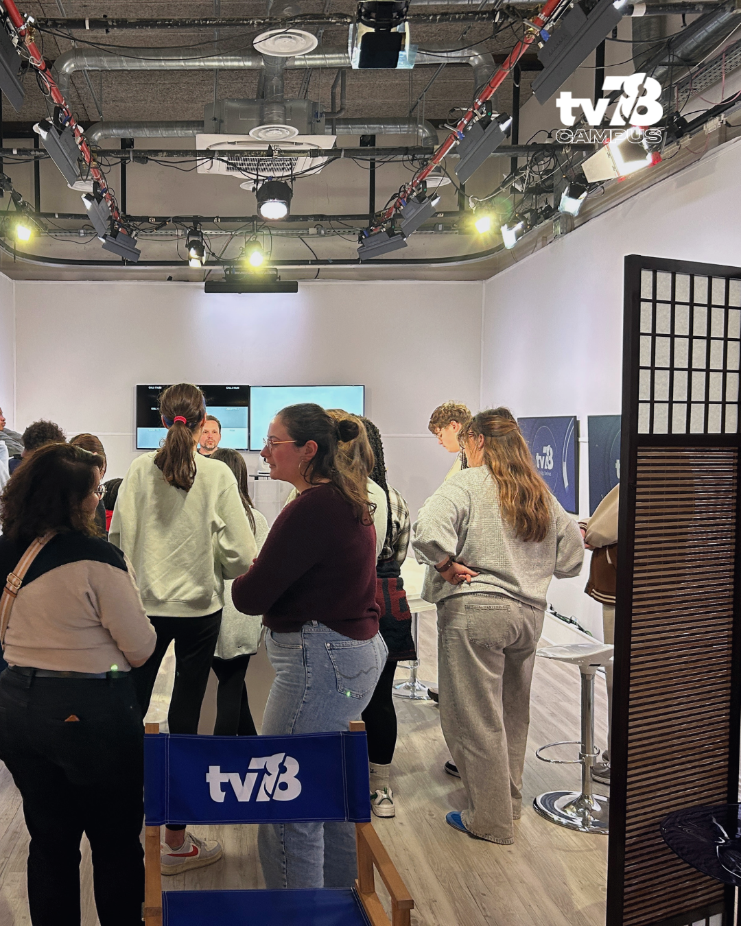 Élèves de la classe média collège préparant leur premier podcast avec tv78