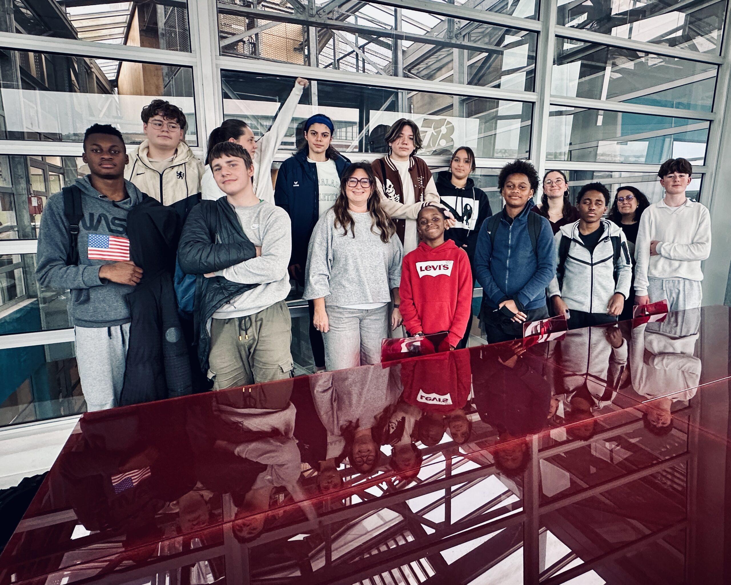 Une partie de la classe média mobilisée sur le projet. Élèves de la classe média collège en visite dans les studios de tv78